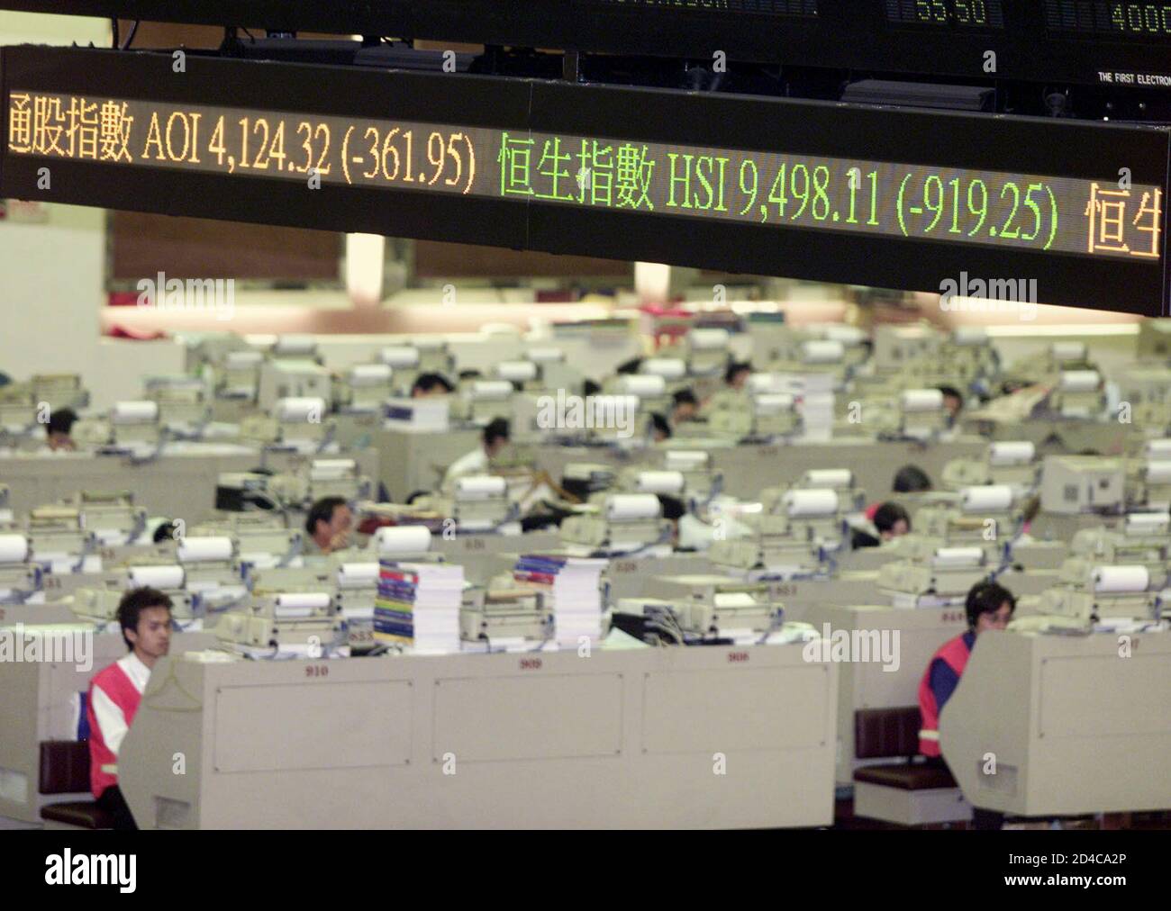 Un Consejo de cotización electrónico en la Bolsa de Hong Kong muestra el  hundiendo Hang Seng Index (HSI) al inicio de la negociación matutina en el  territorio chino el 12 de septiembre