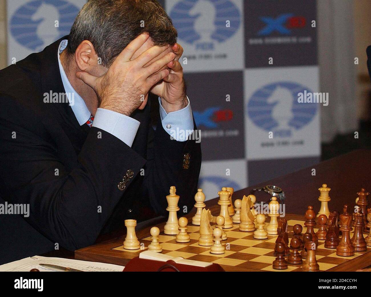 El Gran Maestro Gary Kasparov comienza su primer juego contra el programa  campeón mundial de ajedrez por computadora Deep Junior en Nueva York, 26 de  enero de 2003. En su último concurso