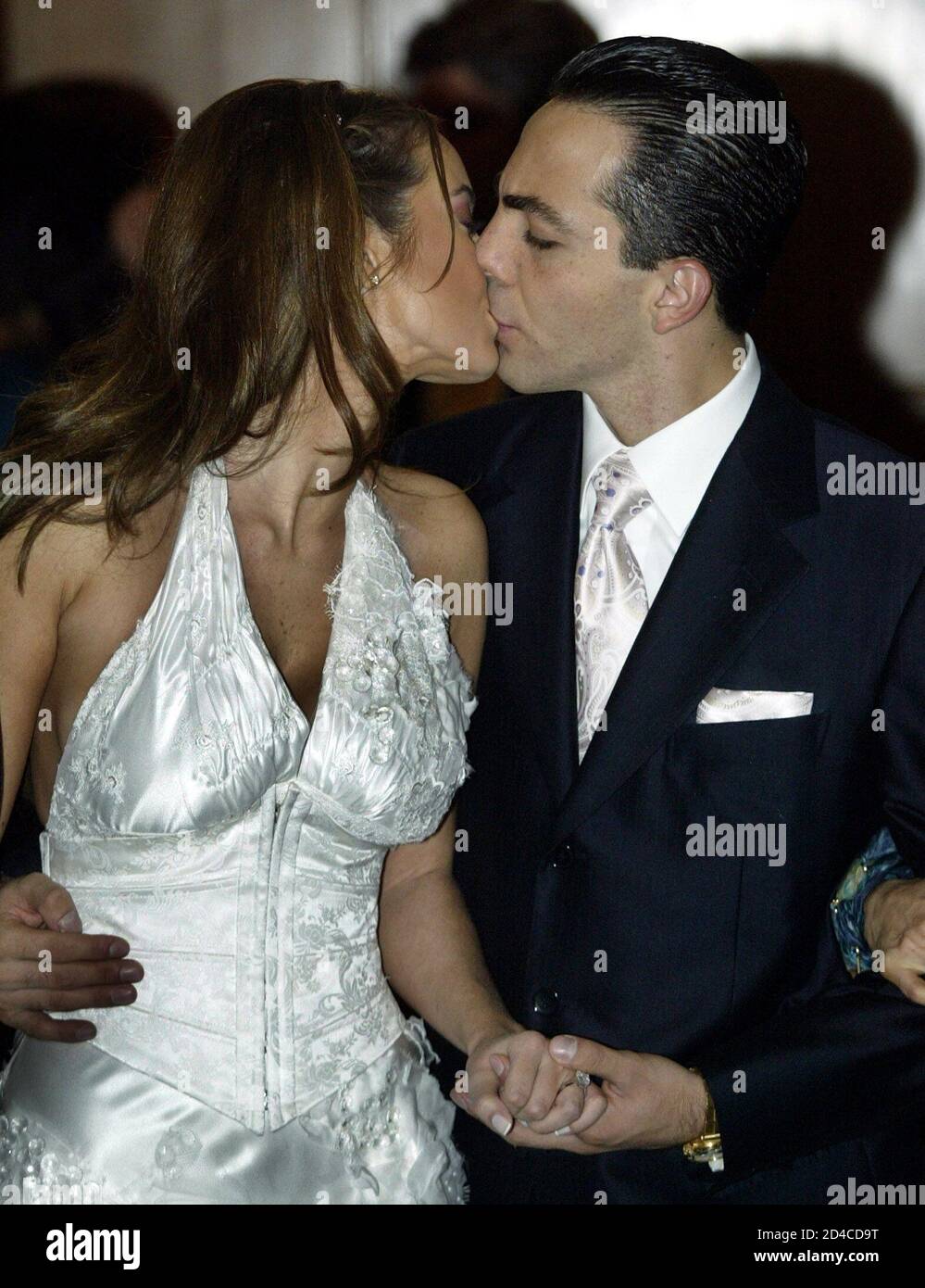 La cantante pop mexicana Cristian Castro (R), besa a su esposa paraguaya Gabriela Bo después de haber sido wed en una ceremonia civil privada en Asunción, el 8 de marzo de 2003. La cantante pop mexicana Cristian Castro (R), besa a su esposa paraguaya Gabriela Bo después de haber sido wed en una ceremonia civil privada en Asunción, el 8 de marzo de 2003.