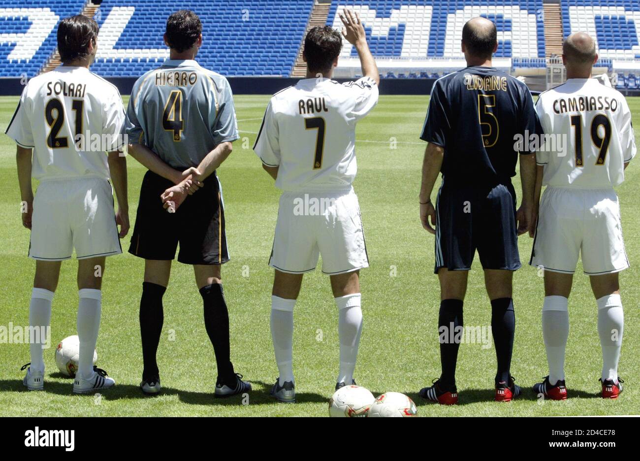 Raúl (C), del Real Madrid, se une a un partidario junto a compañeros de  equipo (L-R), el argentino Estaban Cambiaso, Fernando Hierro, la francesa  Zinedine Zidane y el argentino Santiago Solari, mientras