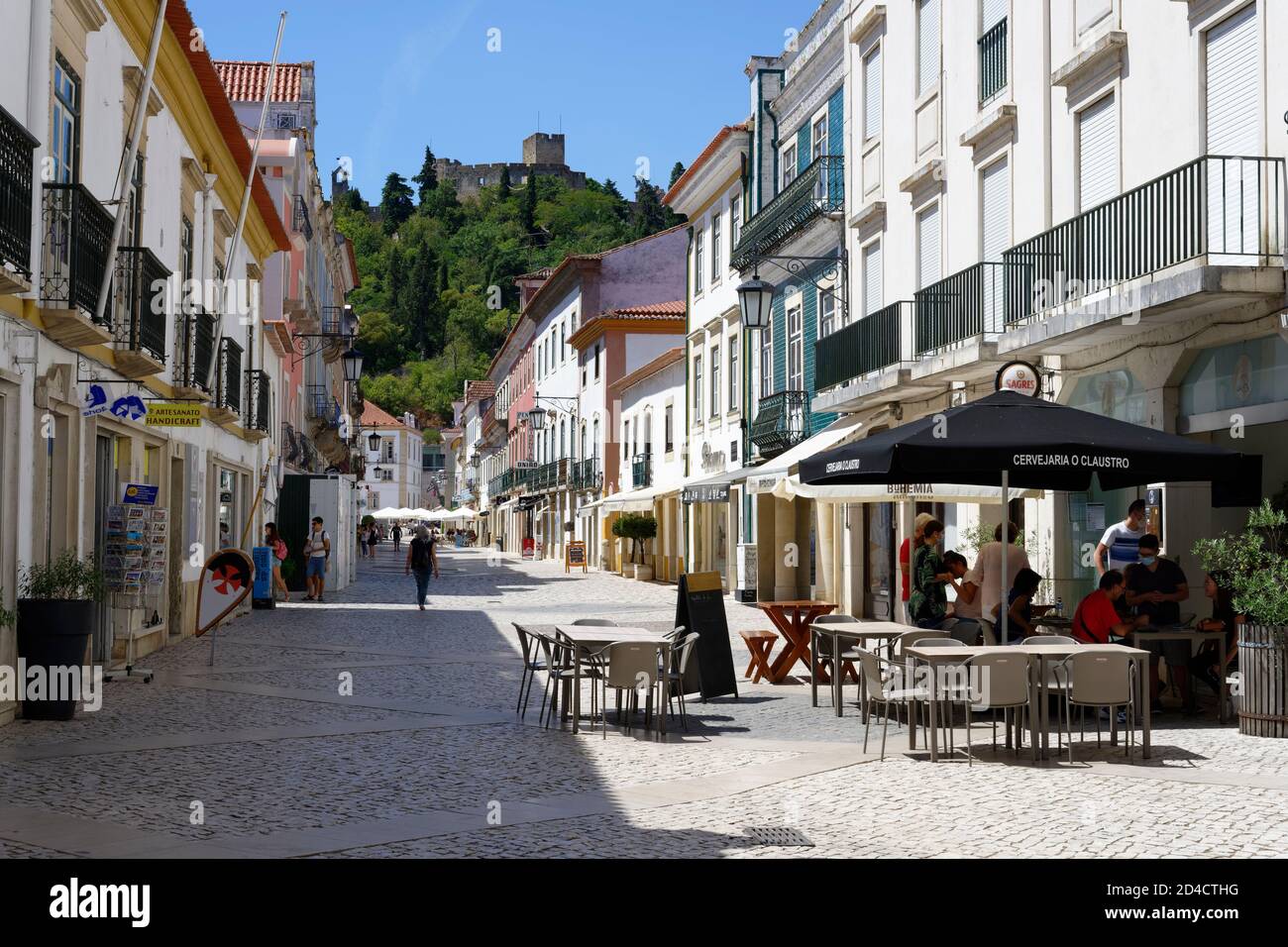 Calle en el centro de la ciudad, Tomar, distrito de Santarem, Portugal Foto de stock