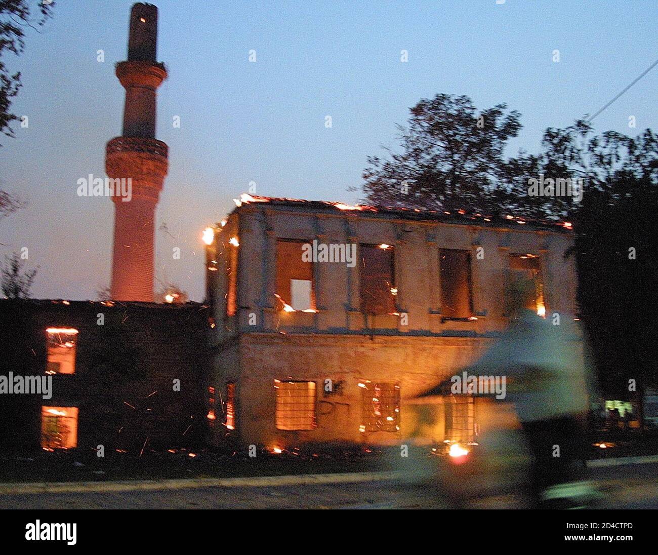 Una mezquita arde después de que fue destruida en la ciudad de Prilep, a 160 km al suroeste de Skopje 8 de agosto de 2001. La mezquita y muchas tiendas musulmanas fueron destruidas después de la noticia de que el extremista albanés mató a 10 soldados macedonios en la carretera entre Skopje y Tetovo esta mañana. OT/ Foto de stock
