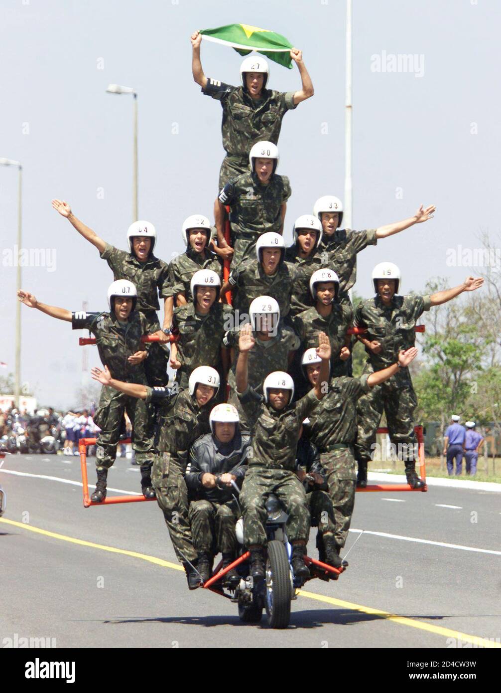Un equipo de 25 soldados de la Policía Militar del Ejército practica una  maniobra acrobática en Brasilia, 6 de septiembre de 2001. Las tropas de  diferentes ramas de las Fuerzas Armadas pasaron