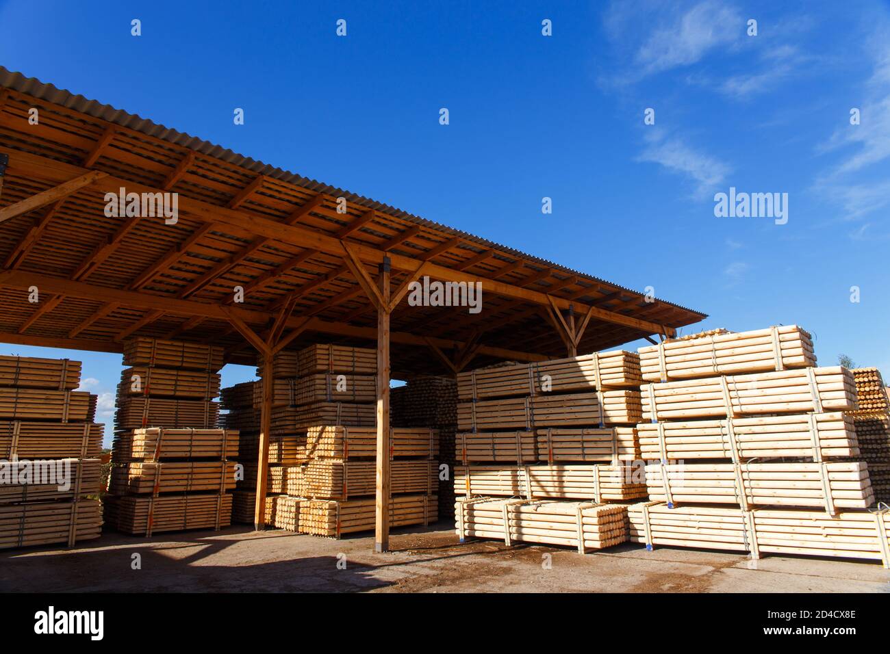 Montones de tablones de madera en el aserradero, entarimado. Almacén para  el aserrado de juntas en un aserradero en el exterior. Pila de madera de  madera de construcción de espacios ma Fotografía