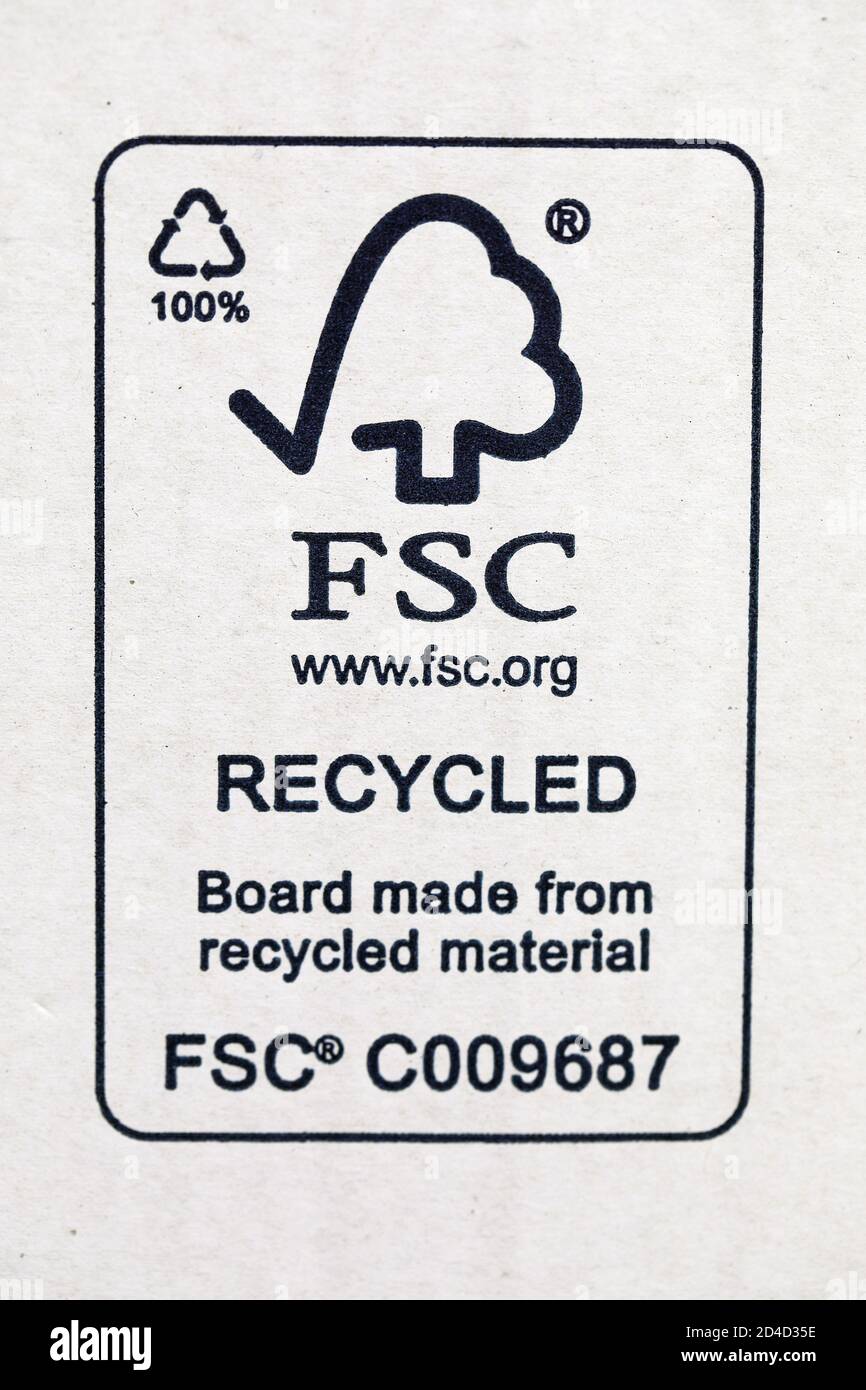 Logotipo del FSC (The Forest Stewardship Council) en una caja de cartón. El logotipo del FSC se muestra en productos que contienen madera procedente de bosques gestionados de forma sostenible. Foto de stock