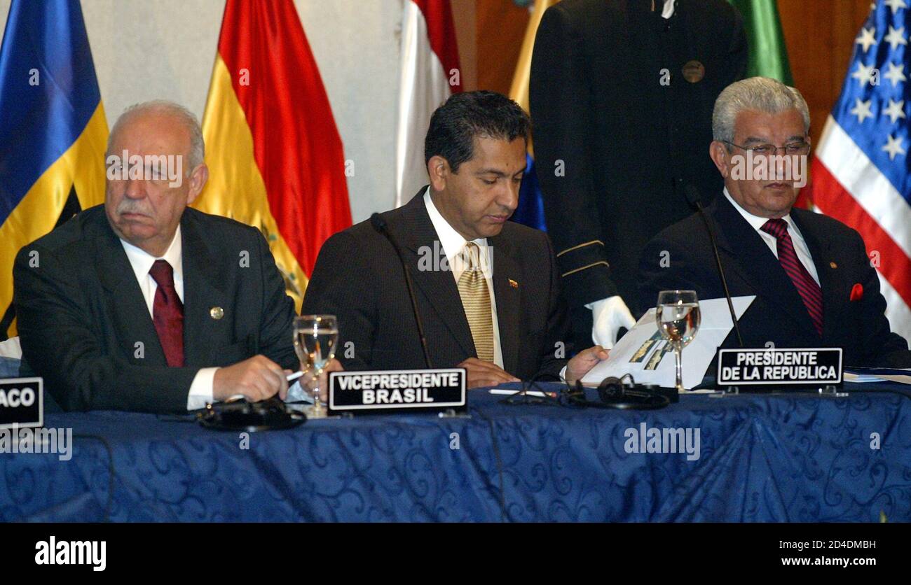 Brazilian Vice President Alencar Ecuadorian President Gutierrez and Ecuadorian Defense Minister Herrera meet. Brazilian Vice-President Jose Alencar (L), Ecuadorian President Lucio Gutierrez (C) and Ecuadorian Defense Minister Nelson Herrera attend the inaugural ceremony of the VI Defense Ministers summit, in Quito November 17, 2004. America's Defense Ministers are in Quito to attend the Organization of American States (OAS) defense ministers meeting. REUTERS/Guillermo Granja Foto de stock