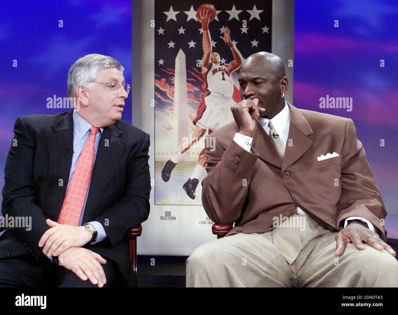 El presidente de los Washington Wizards Michael Jordan (R) y el comisario  de la NBA David Stern hablan durante un descanso en la grabación de la  última edición de CNN en el