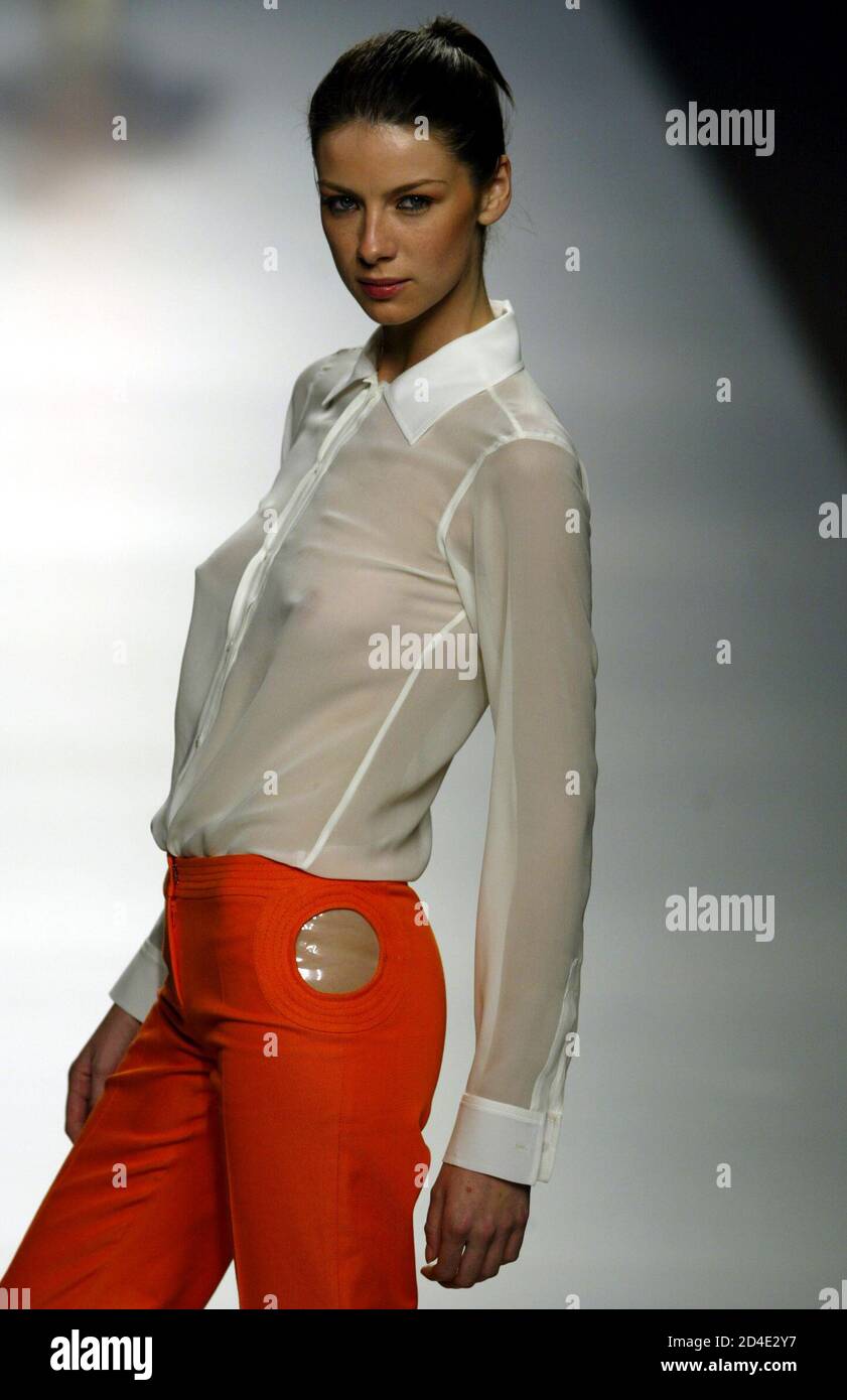 mujeres con blusas transparentes