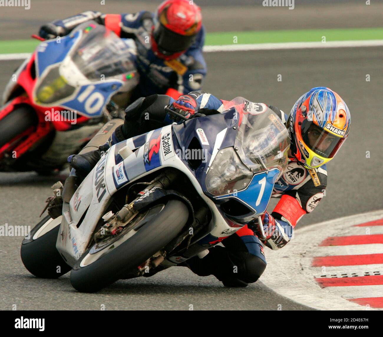 Matthieu Lagrive of France drives his Suzuki GSXR 1000 to lead the Bol d'Or endurance motorcycling race after 22 hours of competition in Magny-Cours. Suzuki Castrol Team rider Matthieu Lagrive (R) of France drives his Suzuki GSXR 1000 to lead the Bol d'Or endurance motorcycling race after 22 hours of competition in Magny-Cours, France September 12, 2004. Behind (L) is the Infini Team Moto Suzuki GSXR 1000 in seventh place. REUTERS/Robert Pratta Foto de stock