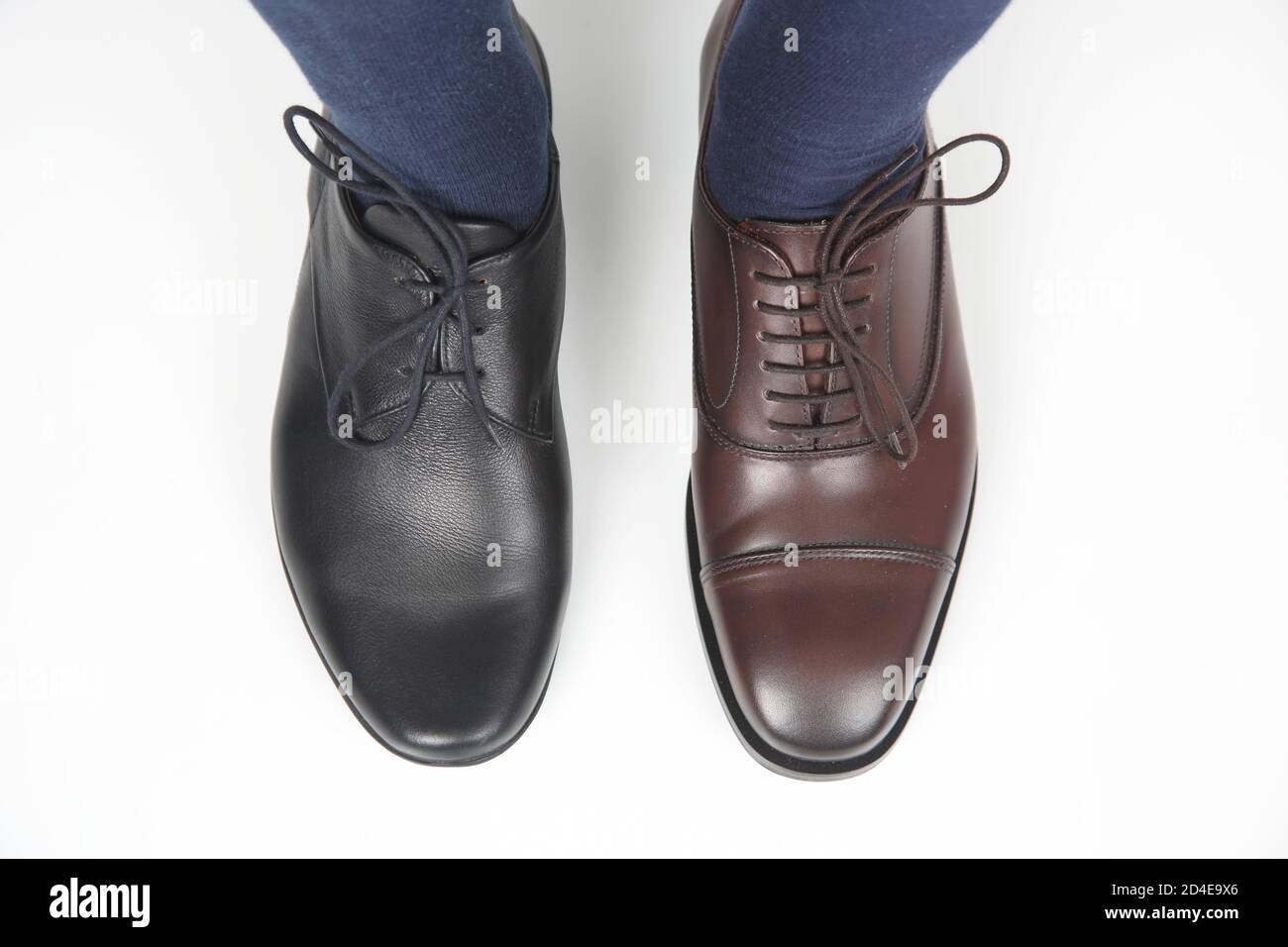 pies de hombre en zapatos clásicos marrones y negros Fotografía de stock -  Alamy