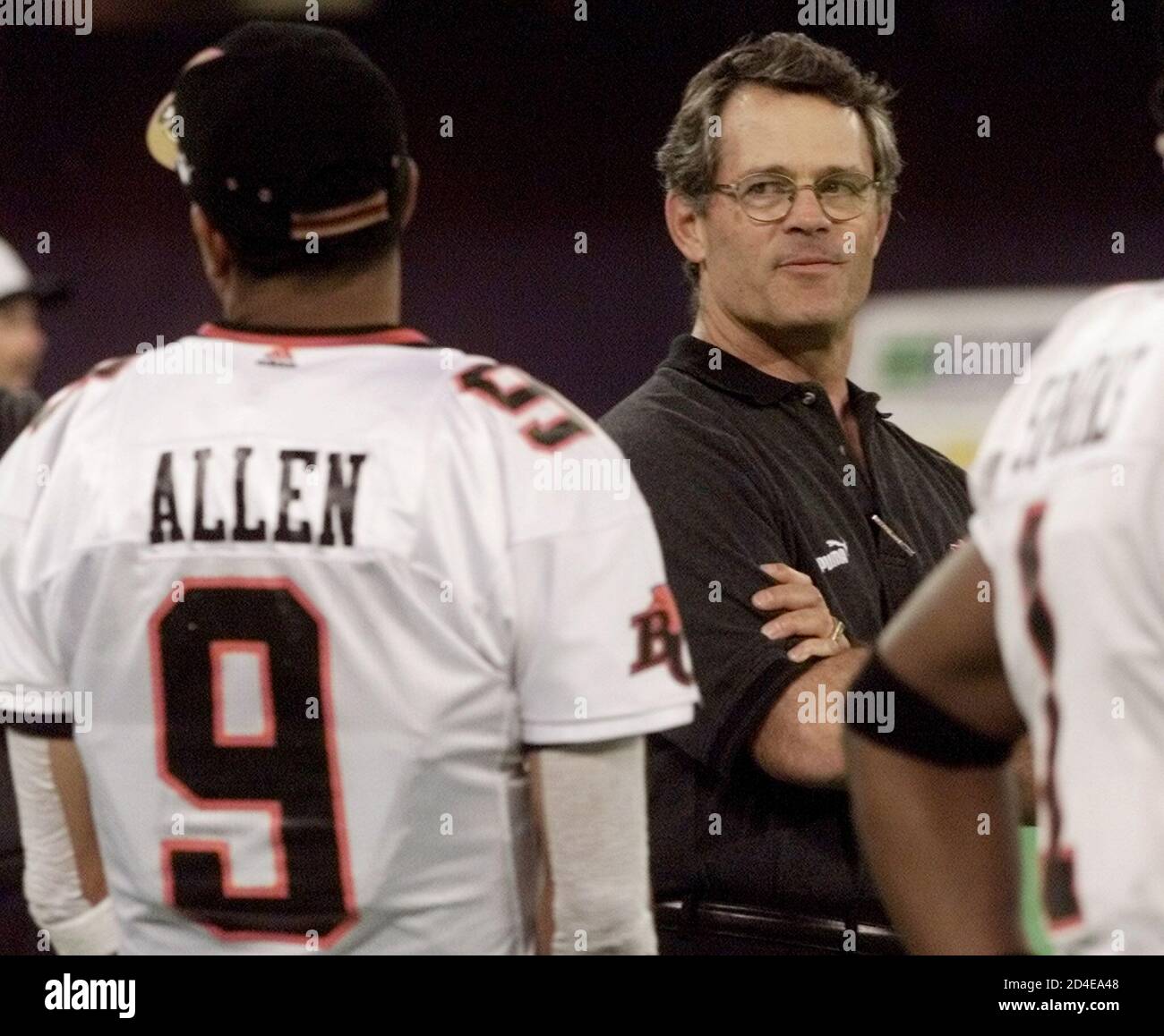 El nuevo entrenador de los Leones de B.C. Steve Buratto (R) mira hacia atrás al mariscal de campo Damon Allen en los minutos finales de su juego contra los Argonauts de Toronto en Toronto, 24 de agosto de 2000. Buratto asumió el cargo de entrenador principal después de que Greg Mohns dimitiera para unirse al XFL. Los Leones derrotaron a los Argos 51-4. AC/RCS Foto de stock