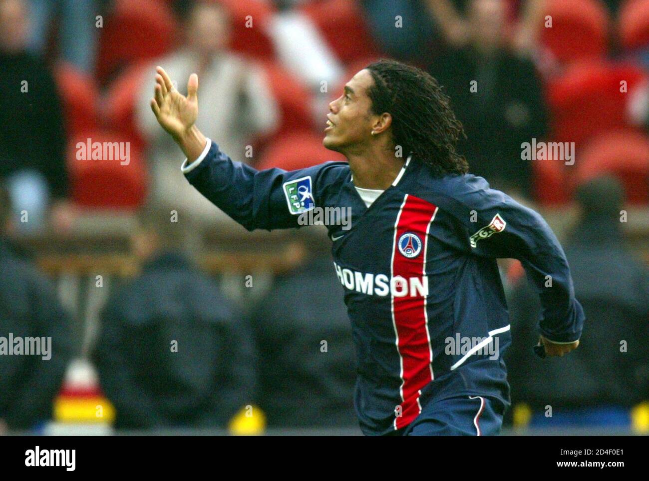 El delantero brasileño Ronaldinho de Paris-Saint-Germain celebra después de  abrir el marcador de su equipo contra Marsella en su partido de fútbol de  primera división francés en el estadio Parc des Princes