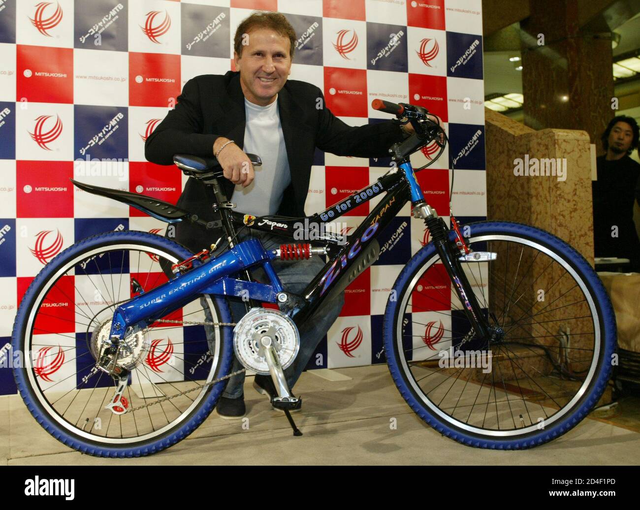 El entrenador del equipo nacional de fútbol de Japón, Zico de Brasil, se  presenta durante la presentación de la nueva bicicleta de montaña 'Zico  Japan MTB' de Phoenix Japan Co Ltd en