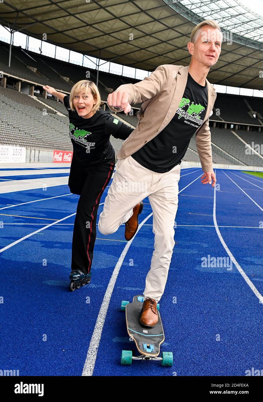 Berlín, Alemania. 9 de octubre de 2020. Gesine Cukrowski, actriz, y Max Raabe, cantante, en un evento de prensa del Welthungerhilfe para el deportivo '#WocheChallenge' en el Olympiastadion de Berlín. Bajo el lema "podemos marcar la diferencia", Welthungerhilfe pide el '#WocheChallenge' deportivo de 11 a 18.10.2020 y pide donaciones para un mundo sin hambre. Cualquiera puede participar, en cualquier nivel de forma física, con su deporte favorito personal. Crédito: Jens Kalaene/dpa-Zentralbild/dpa/Alamy Live News Foto de stock