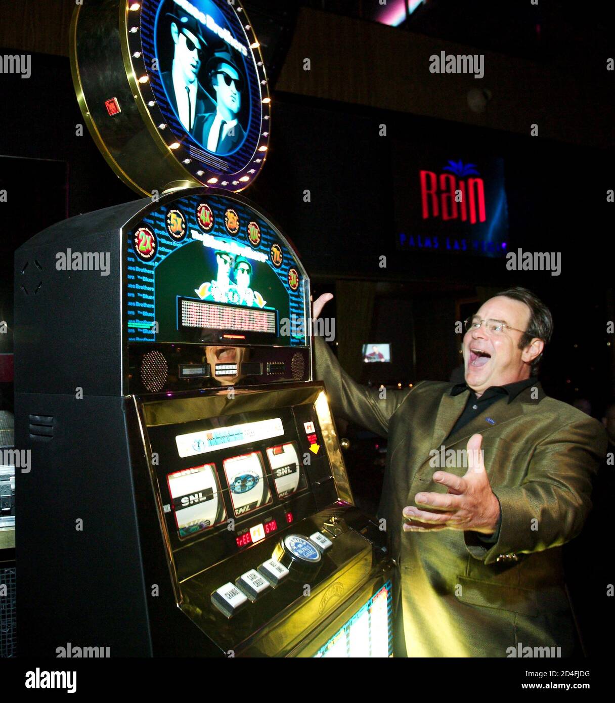 El actor Dan Aykroyd bromeó con una máquina tragaperras 'Blues Brothers' en  el club nocturno Rain in the Desert dentro del Palms Resort Casino en las  Vegas, Nevada, 17 de septiembre de