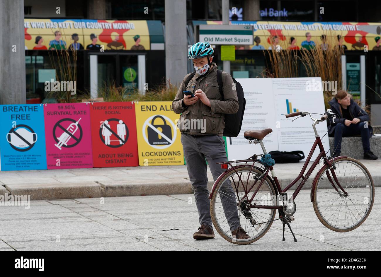 Nottingham, Nottinghamshire, Reino Unido. 9 de octubre de 2020. Un ciclista se encuentra cerca de una protesta contra el bloqueo después de que se anunció que Nottingham tiene la tasa más alta de infección Covid-19 en el Reino Unido. Darren Staples/Alamy Live News. Foto de stock