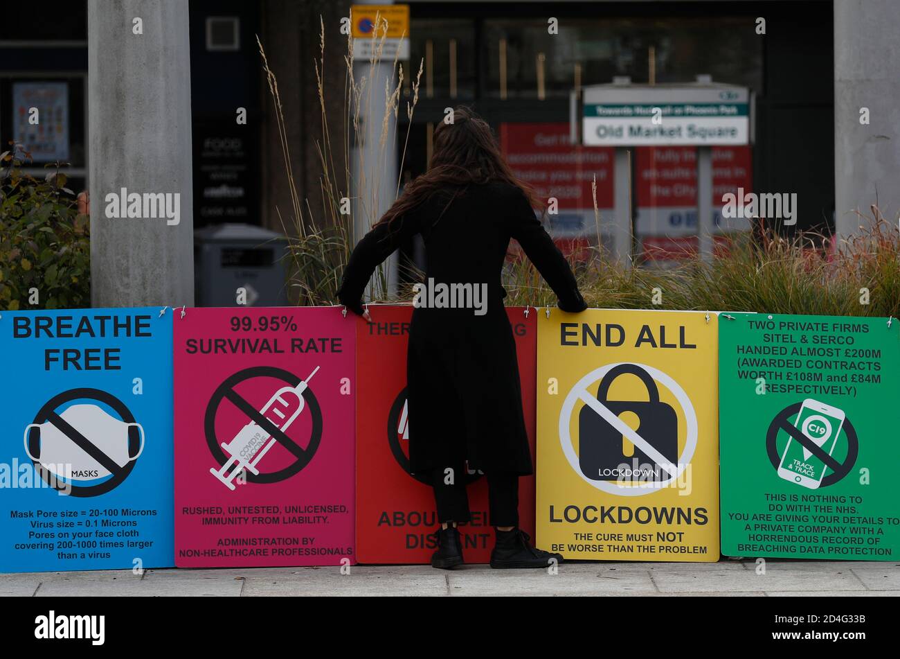 Nottingham, Nottinghamshire, Reino Unido. 9 de octubre de 2020. Una mujer organiza banderas de protesta contra el bloqueo después de que se anunció que Nottingham tiene la tasa más alta de infección Covid-19 en el Reino Unido. Darren Staples/Alamy Live News. Foto de stock