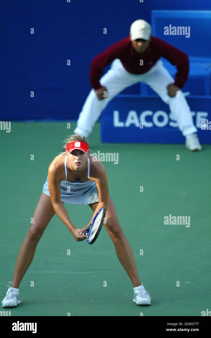 Russia's Wimbledon champion Maria Sharapova prepares to receive a serve from Svetlana Kuznetsova at China Open in Beijing. Russia's Wimbledon champion Maria Sharapova prepares to receive a serve from U.S. Open champion compatriot Svetlana Kuznetsova during their semi-final match at the China Open tennis tournament in Beijing September 25, 2004. Kuznetsova won 6-2 6-2. REUTERS/Andrew Wong Pictures of the Month September 2004 Foto de stock