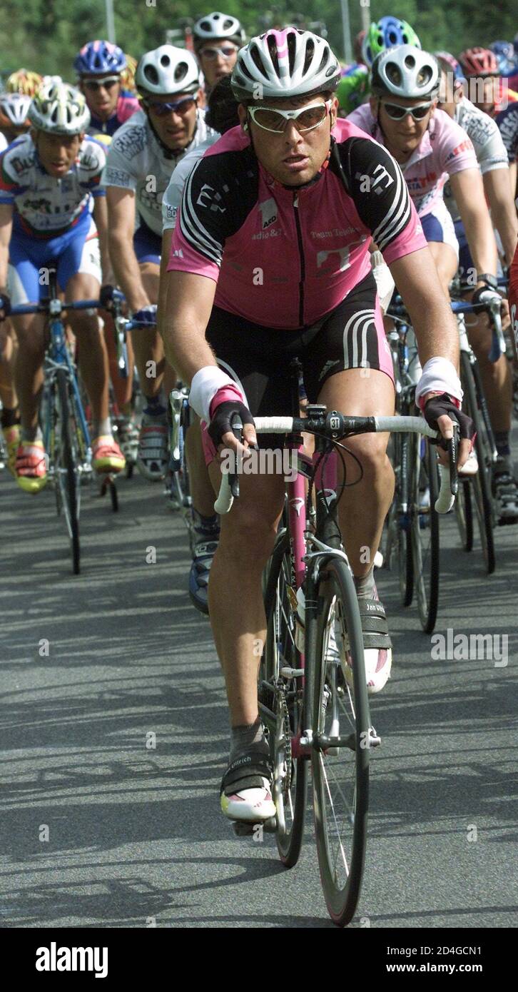 Alemán Jan Ullrich paseos en Moricone durante el 150km 6 de etapa de Nettuno  a Rieti de la 84th giro d'Italia carrera de ciclismo 25 de mayo de 2001.  Mario Cipollini de