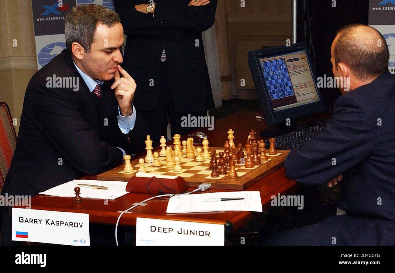 El Gran Maestro Gary Kasparov (L) comienza su primer juego contra el  programa campeón mundial de ajedrez por computadora Deep Junior en Nueva  York, 26 de enero de 2003. En su último
