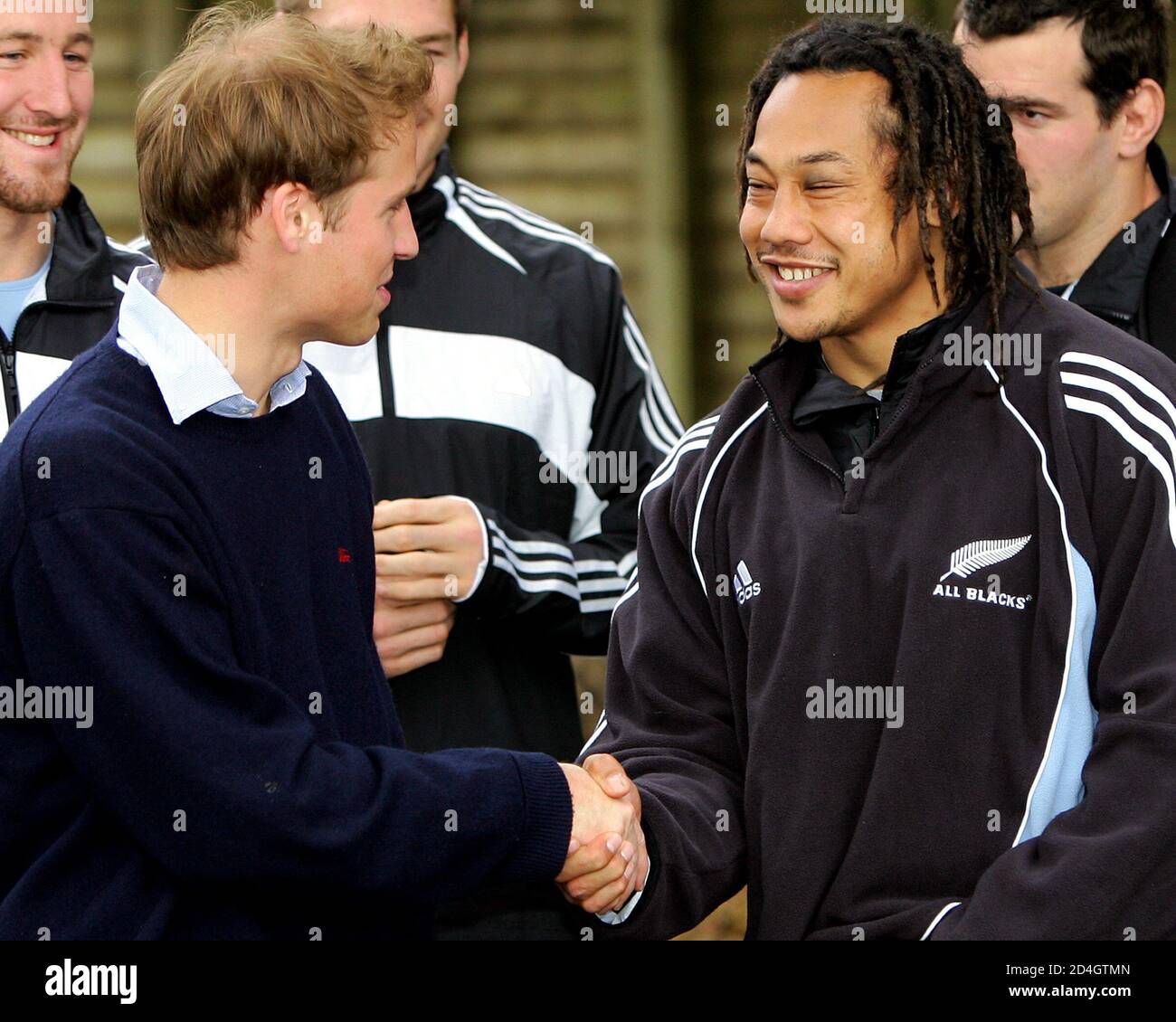 El príncipe William de Gran Bretaña se sacude de las manos con el capitán de los All Blacks en una sesión de entrenamiento público en Auckland. El príncipe Guillermo de Gran Bretaña (frente L) se sacude las manos con el capitán de los All Blacks Tana Umaga (frente R) en una sesión de entrenamiento público en Auckland el 4 de julio de 2005. Prince William, que se graduó recientemente en la Universidad St Andrews de Escocia, conoció al equipo All Black dos días después de que derrotaran a los Leones británico e irlandés en Wellington y tomaron una ventaja insuperable de 2-0 en la serie de pruebas de mejor de tres. El Príncipe Guillermo también está desempeñando funciones oficiales durante su gira de diez días por Nueva Zelanda, su f Foto de stock