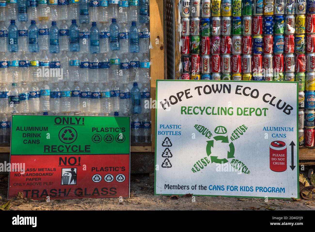 Bahamas, Islas Abaco, Elbow Cay, Hope Town, depósito de reciclaje de  botellas y latas de plástico Fotografía de stock - Alamy