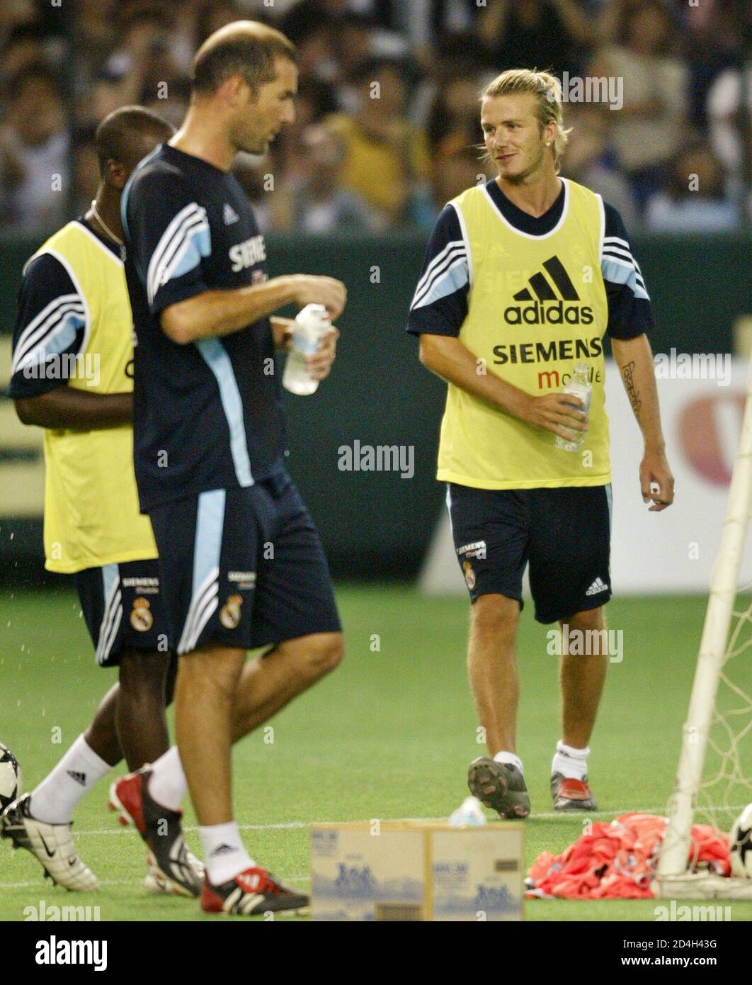 Registrarse novedad Disfrazado El protagonista del Real Madrid David Beckham (R) habla con la compañera de  equipo Zinedine Zidane durante una sesión de entrenamiento en Tokyo Dome  tras su llegada a Japón el 3 de