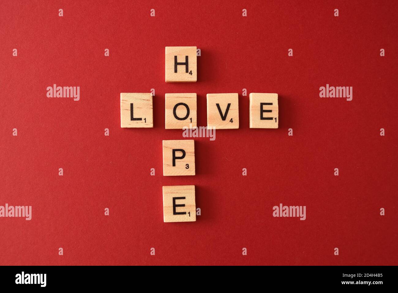 Hope and Love se espeló usando letras de estilo scrabble Foto de stock