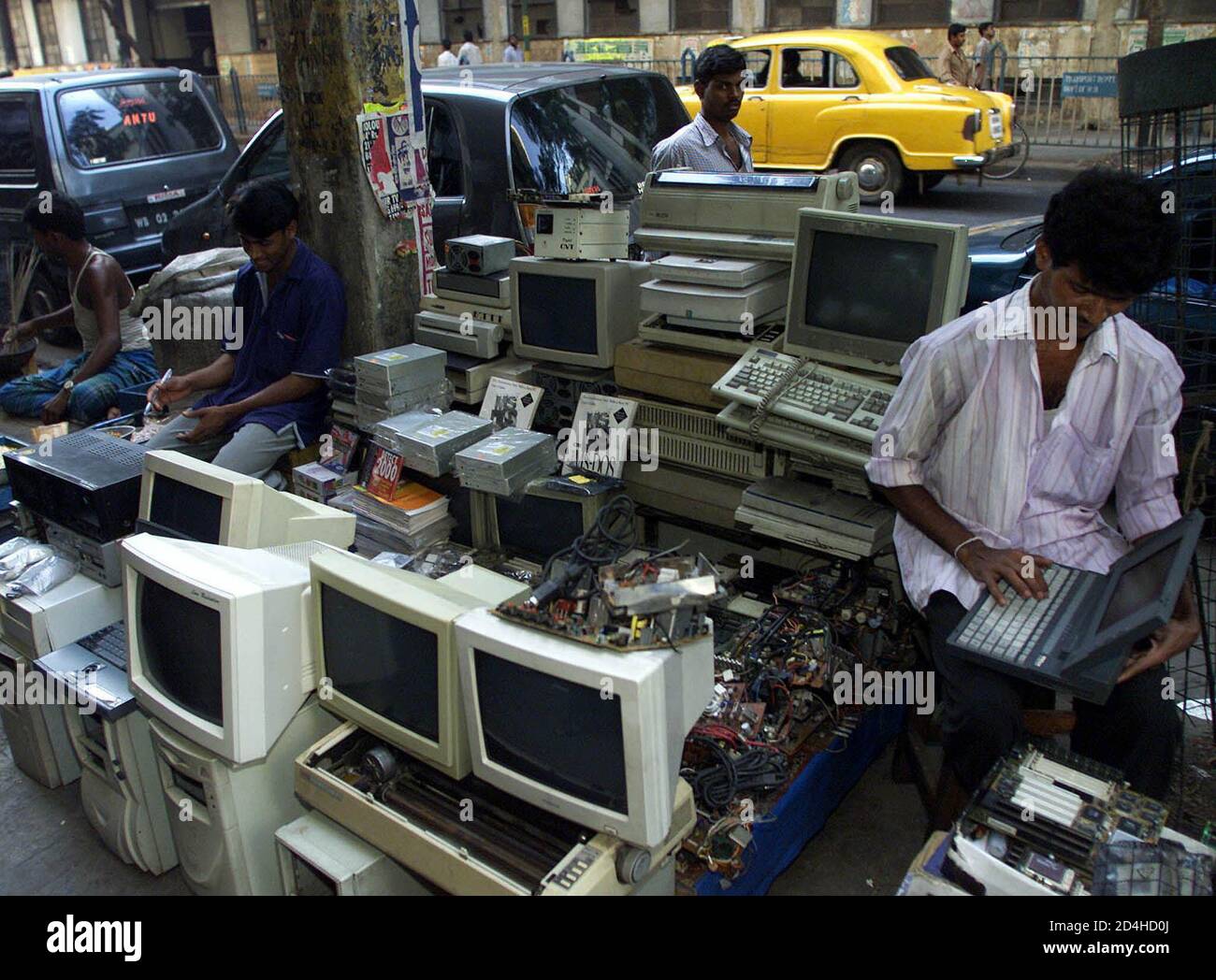 Teseo invernadero Económico Los vendedores ambulantes venden computadoras personales de segunda mano en  un pavimento en Calcuta, 20 de abril de 2001. Los vendedores ambulantes  dijeron que muchas escuelas compraron computadoras de segunda mano baratas