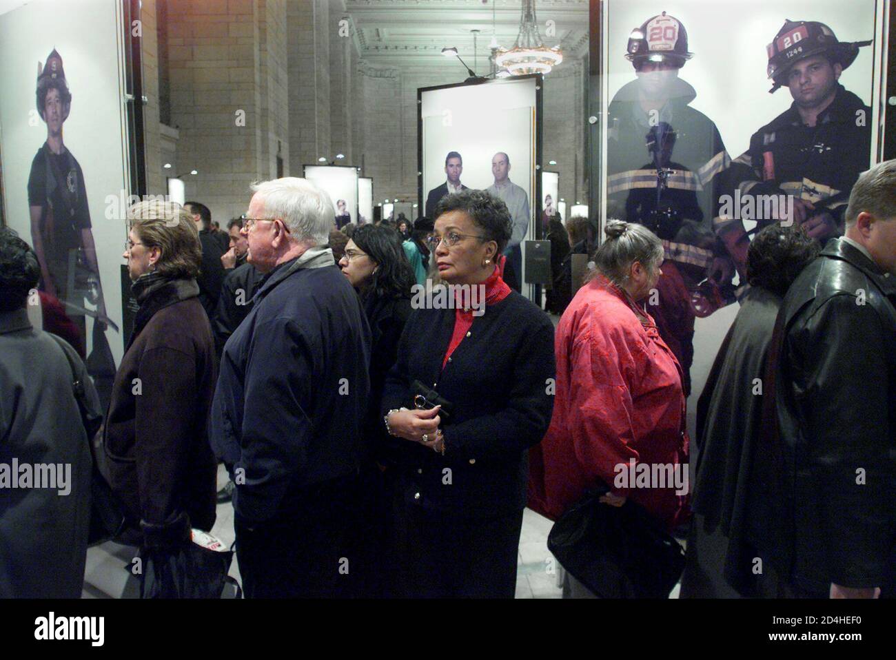 Fotos a tamaño real de los bomberos y otros asociados con la tragedia del  World Trade Center se ven en una nueva exposición en Grand Central Station  en Nueva York el 9