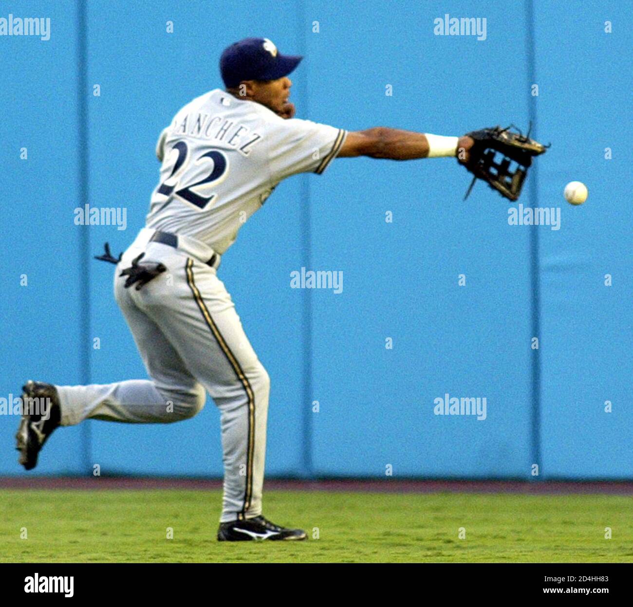 Milwaukee Brewers el jardinero izquierdo Alex Sánchez no logra alcanzar un  triple de dos carreras en el bate de Florida Marlins Alex Rodríguez en la  segunda entrada en el Pro Player Stadium