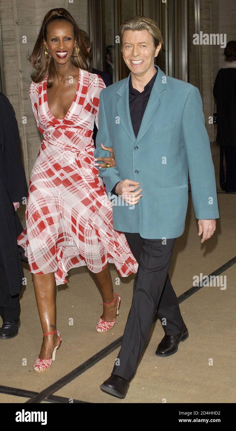 El modelo Iman y el cantante David Bowie llegan a la Sociedad de Cine del  Lincoln Center Gala Tribute a Susan Sarandon en Nueva York el 5 de mayo de  2003. El