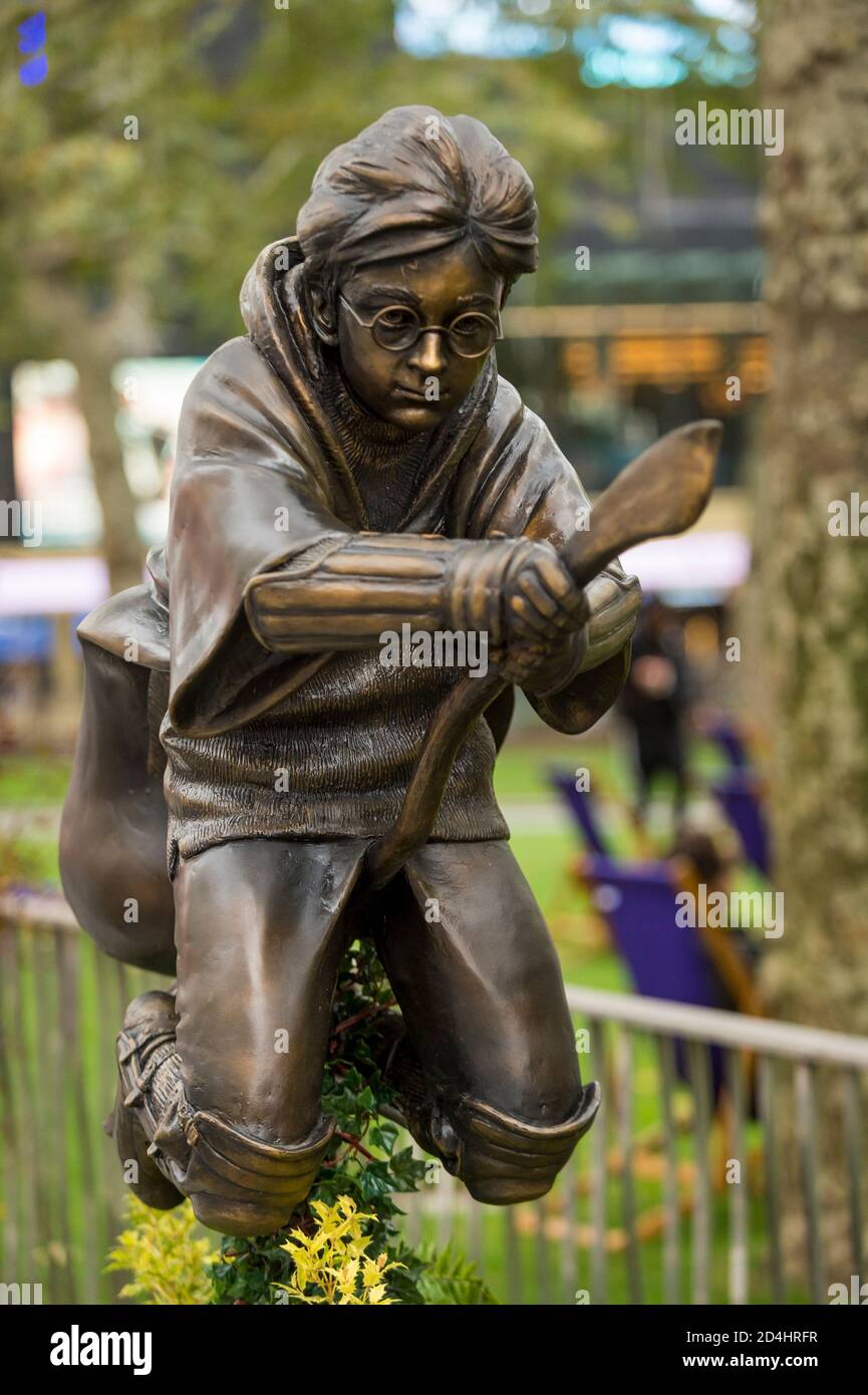 Londres, Reino Unido, 9 de octubre de 2020. Una estatua que representa a  Daniel Radcliffe como el personaje Harry Potter montando su Nimbus 2000  durante su debut Quidditch partido en la película