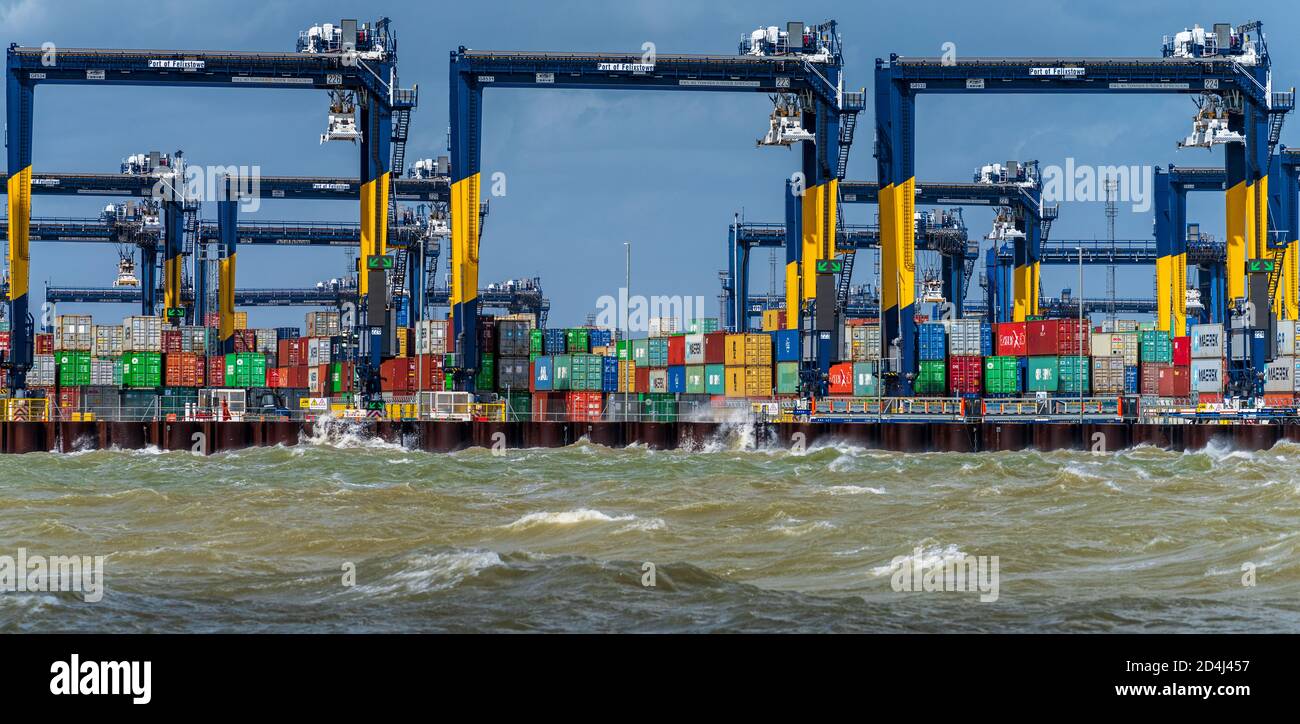 Clima tormentoso para el comercio británico - olas chocan contra los muelles Felixstowe. El Puerto de Felixstowe es el puerto de contenedores más grande del Reino Unido. Foto de stock