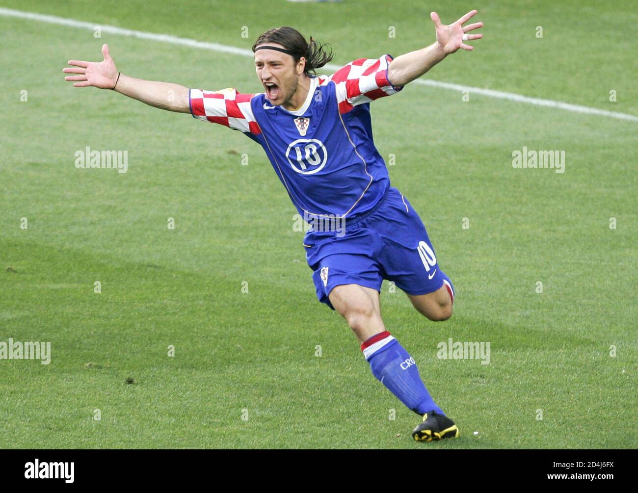 Croatia S Niko Kovac Celebrates His Goal Against England In Their Euro 04 Group B Soccer Match At The Luz Stadium In Lisbon June 21 04 Fotografia De Stock Alamy