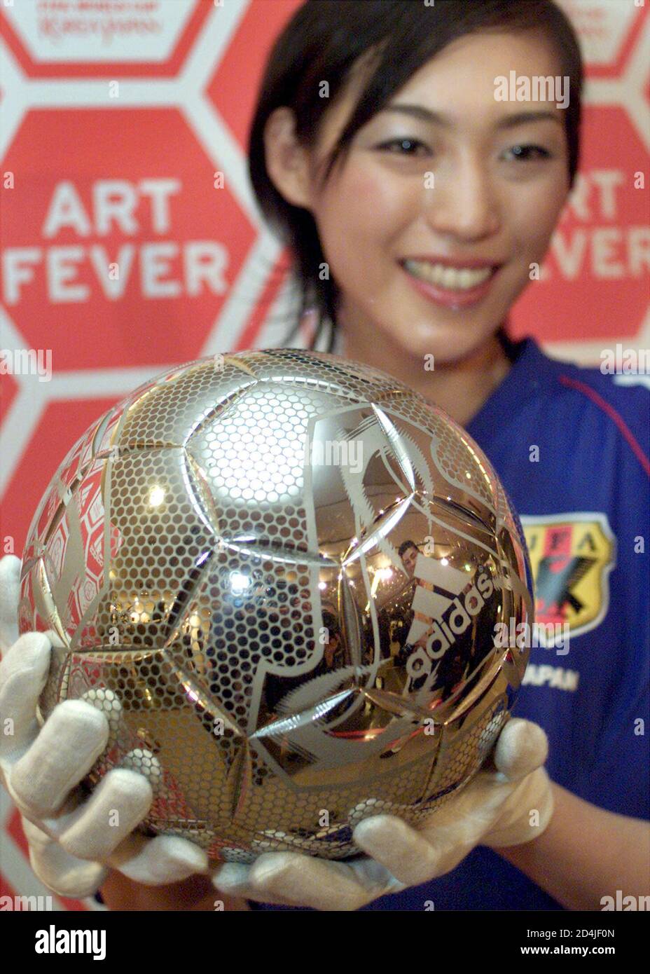 El balón de Fevernova Adidas, el balón oficial de la Copa Mundial de la  FIFA Corea/Japón 2002 Fotografía de stock - Alamy