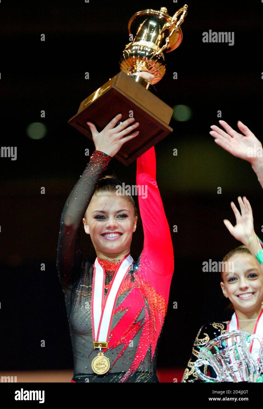 RUSSIAN ALINA KABAEVA LEVANTA EL TROFEO DESPUÉS DE GANAR EL TÍTULO DE CLUB DEL CAMPEONATO