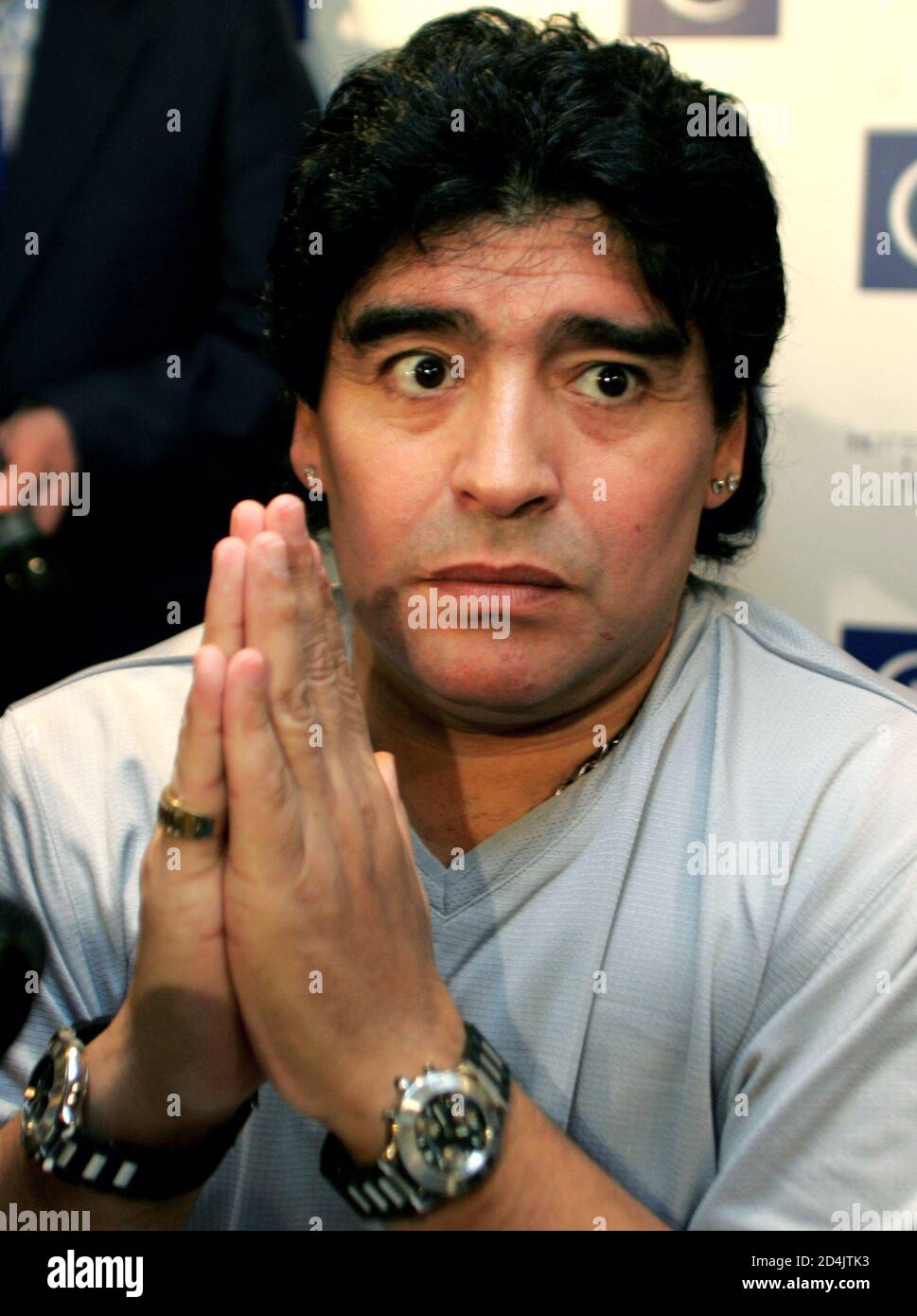 Diego Maradona, ex capitán fútbol de la Copa del Mundo de Argentina, hace gestos durante una de prensa en Madrid el 9 de mayo de Maradona llegó a España