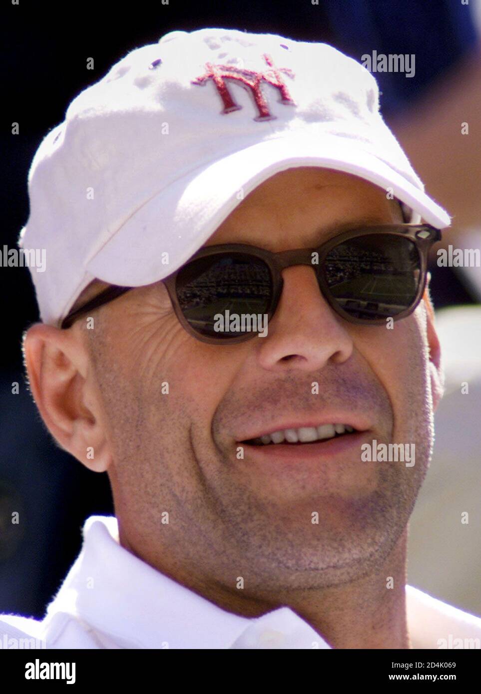 El actor Bruce Willis tiene la cancha reflejada en sus gafas de sol en partido semifinal femenino en el Campeonato Abierto de Tenis de los Estados Unidos en Nueva York