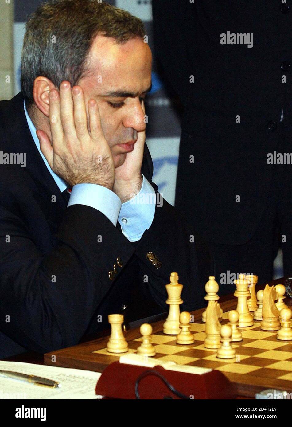 El Gran Maestro Gary Kasparov comienza su primer juego contra el programa  campeón mundial de ajedrez por computadora Deep Junior en Nueva York, 26 de  enero de 2003. En su último concurso