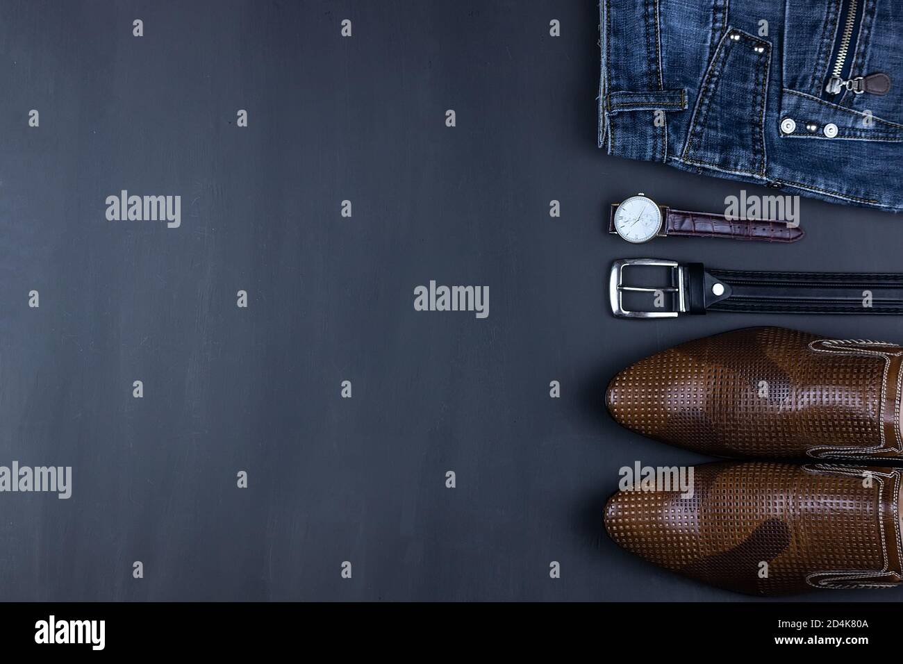 Trajes informales para hombre con ropa y accesorios para hombre en un fondo  gris grunge Fotografía de stock - Alamy