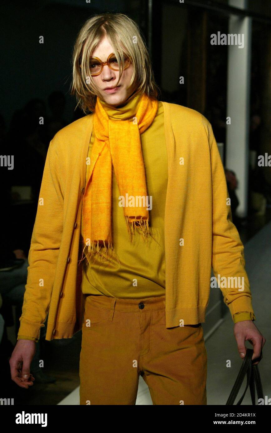 Un modelo presenta esta creación para el diseñador catalán Antonio Miro  durante su desfile de moda masculina Otoño/Invierno 2005/2006 en París, el  28 de enero de 2005 Fotografía de stock - Alamy
