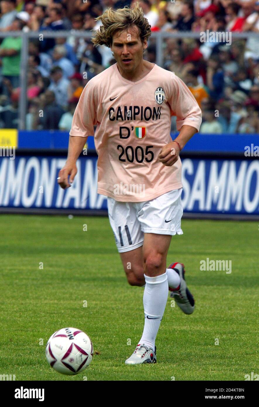 El jugador de la Juventus Pavel Nedved muestra una camiseta que dice  'Juventus Champion of Italy 2005' antes de la serie italiana un partido  contra Livorno en Italia. El jugador de la