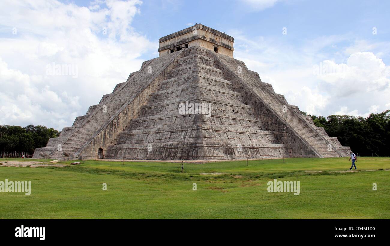 Templo de Kukulcan (el Castillo) que domina el centro del sitio arqueológico, Chichén-Itza, Yucatán, México Foto de stock
