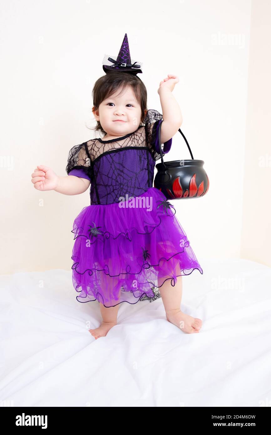 Chica Asiática Tailandesa de la Brute en el vestuario de la bruja, día de Halloween Foto de stock