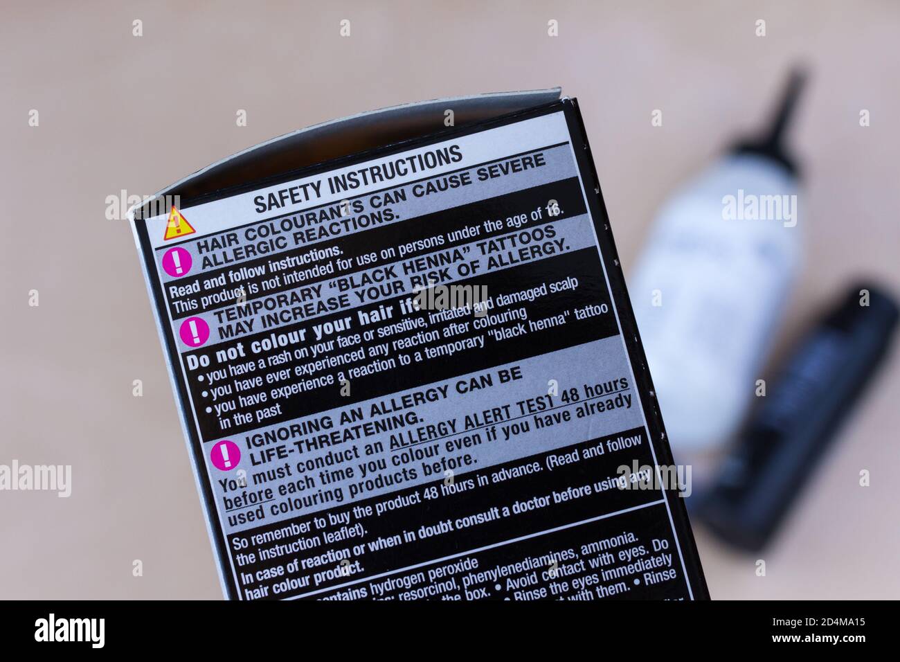 Instrucciones de seguridad en una caja de L'Oreal cabello colorante Foto de stock
