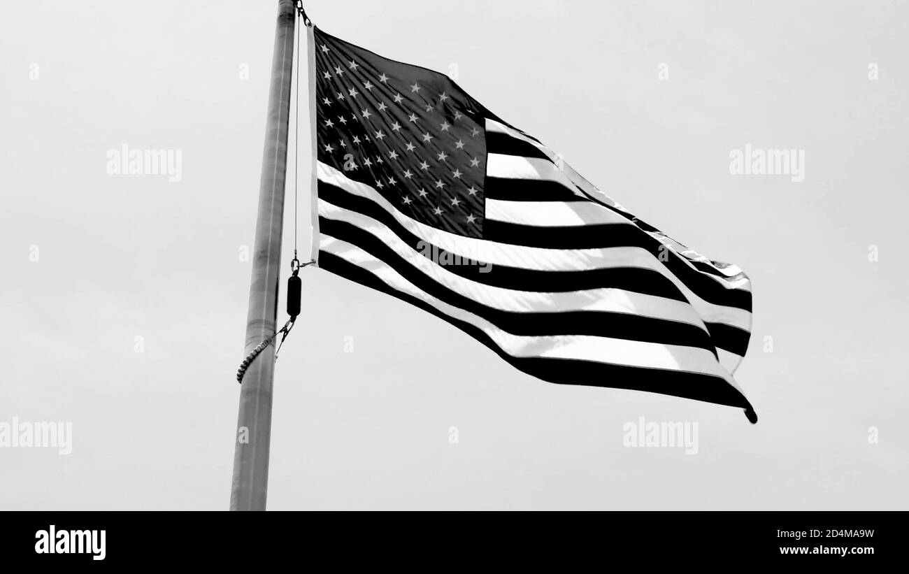 Bandera de los Estados Unidos de América agitando, vista de ángulo bajo. EE.UU., EE.UU., EE.UU., EE.UU. Blanco y negro. Foto de stock