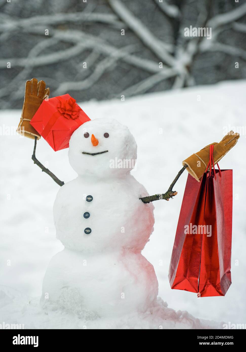 Banner de año Nuevo. Regalos de entrega. Mono muñecos de nieve con -  regalos de pie en invierno paisaje de Navidad. Hombre de nieve en venta.  Muñeco de nieve con tiendas Fotografía