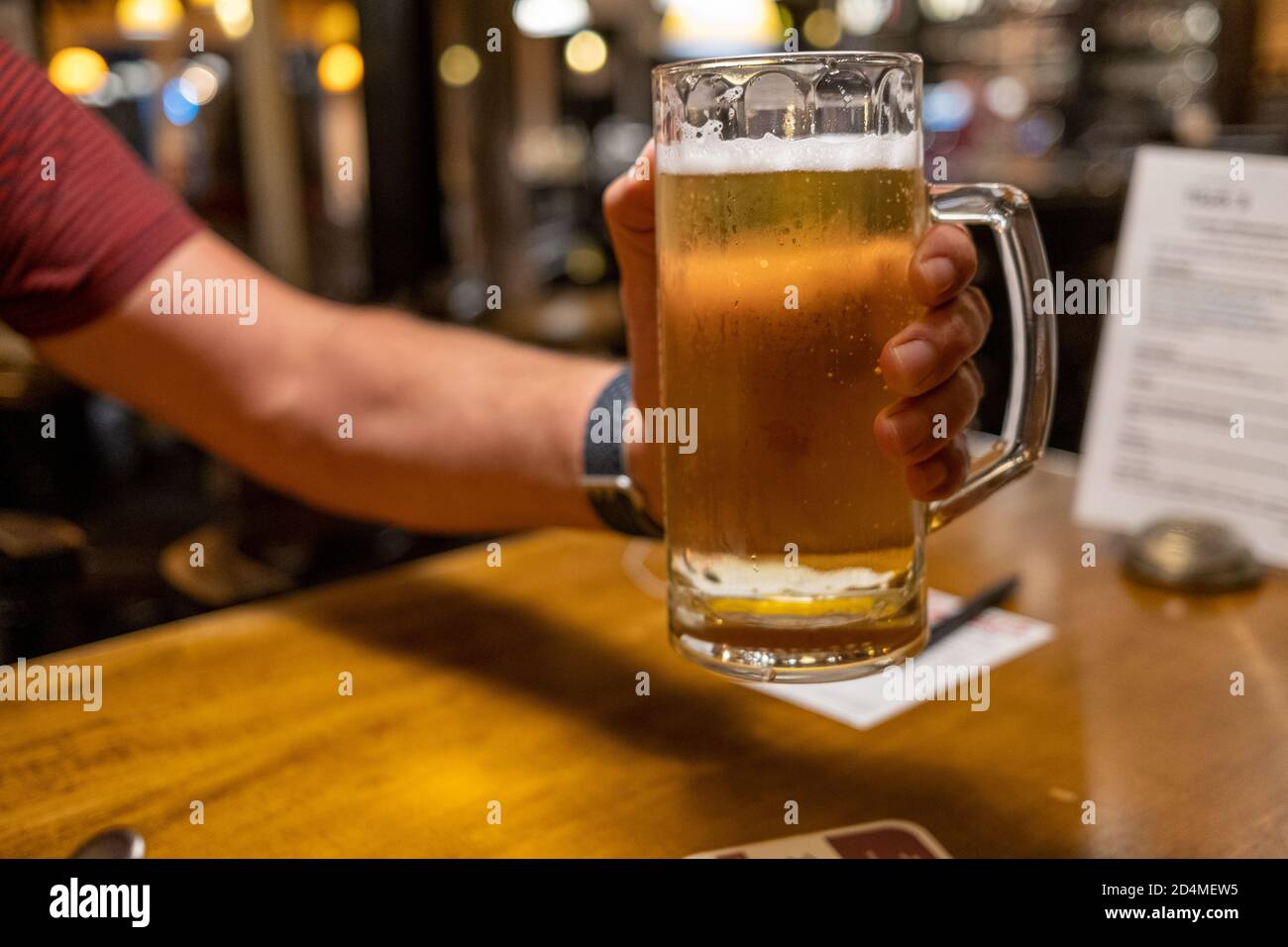 un tiene vaso grande de cerveza en su mano de stock - Alamy