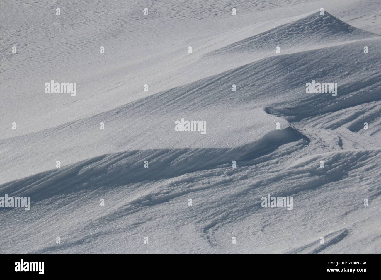Patrones naturales en nieve barrida por el viento Foto de stock